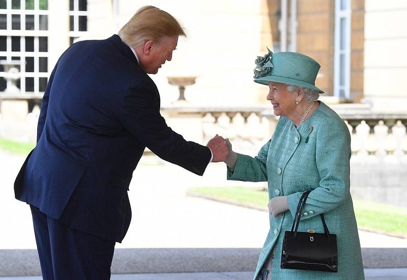 Donald Trump potřásl britské královně Alžbětě rukou