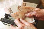 Od ledna vzrostou důchody díky valorizaci přibližně o 400 korun, oznámila vláda.