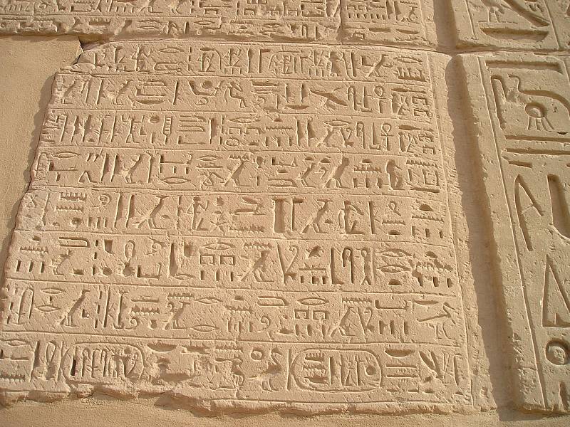 Nápisy v chrámovém komplexu Karnak na okraji Luxoru