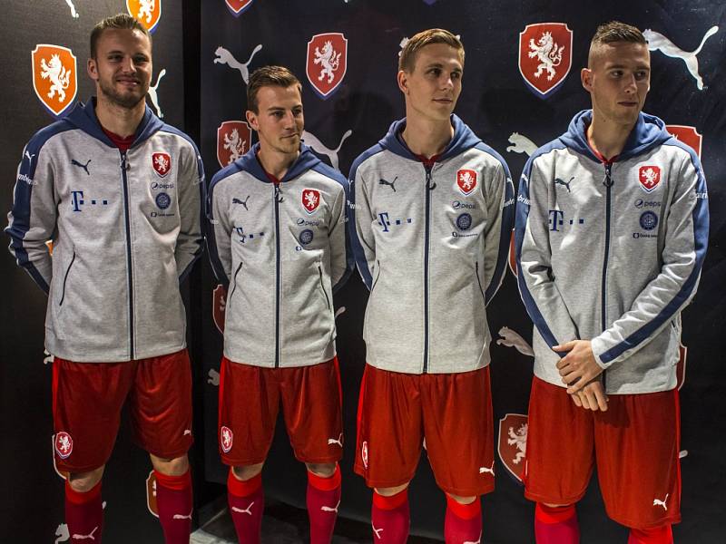 Čeští fotbalisté (zleva) Michal Kadlec, Vladimír Darida, Bořek Dočkal a Pavel Kadeřábek v nových dresech, ve kterých se představí i na Euru 2016.