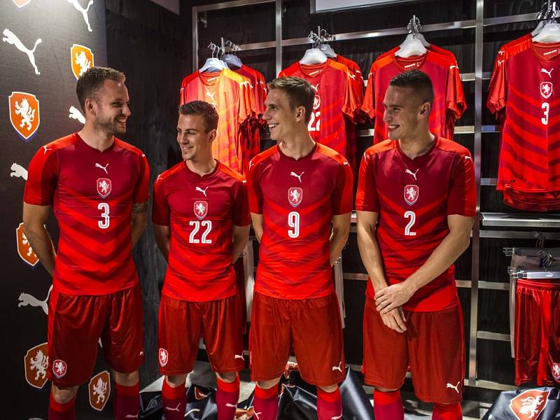 Čeští fotbalisté (zleva) Michal Kadlec, Vladimír Darida, Bořek Dočkal a Pavel Kadeřábek v nových dresech, ve kterých se představí i na Euru 2016.