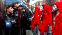 Demonstraci v Paříži podpořily i ženy, které se převlékly za Marianny, francouzský státní symbol.