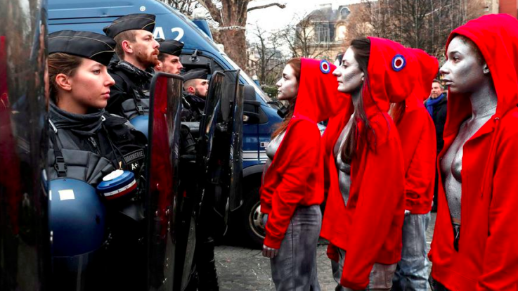 Demonstraci v Paříži podpořily i ženy, které se převlékly za Marianny, francouzský státní symbol.