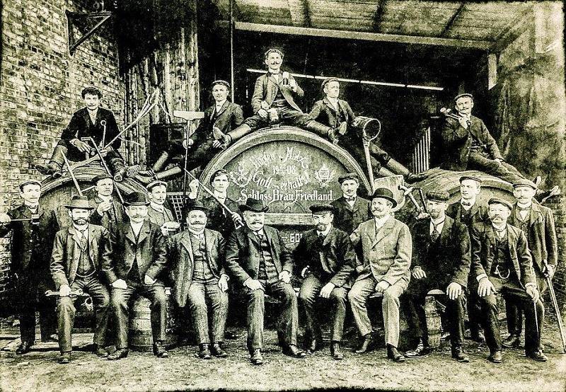 Pivovarští zaměstnanci - historické foto