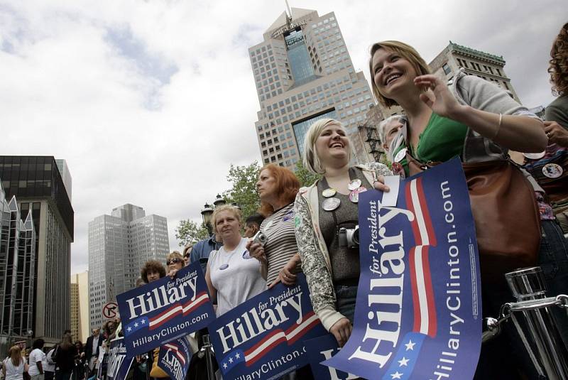 2	Na náměstí nechyběly představitelky jedné z nejsilnějších skupin hlasující pro Hillary – bílé vysokoškolačky z vyšší střední třídy. 