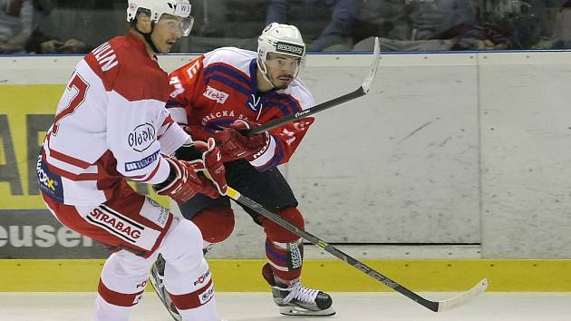 Hokejisté Slavie (v bílém) proti Třebíči.