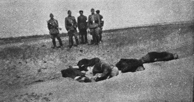 Členové Einsatzgruppen vraždí Židy v Ivanhorodu na Ukrajině, rok 1942