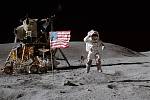 Astronaut John W. Young salutuje u americké vlajky, kterou umístil na Měsíc.