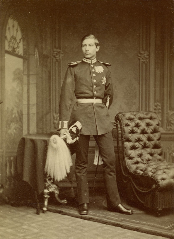 Německý císař Wilhelm II. v mládí. Levou ruku, která mu byla poškozena při porodu, skrývá za zády. Jeho matkou byla německá císařovna Viktorie, nejstarší dcera britské královny Viktorie.