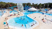 Na ploše 6300 metrů čtverečních s více než 2400 metry čtverečními bazénů a vodních cest naplněných mořskou vodou nabízí Aquapark Čikat skvělou zábavu už od roku 2015.