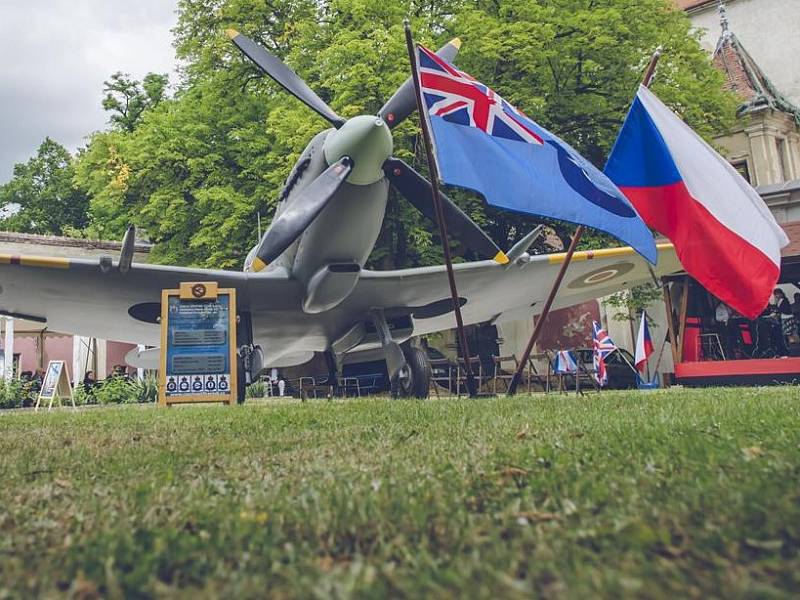 Slavnostní otevření muzea RAF na zámku Police. Spitfire