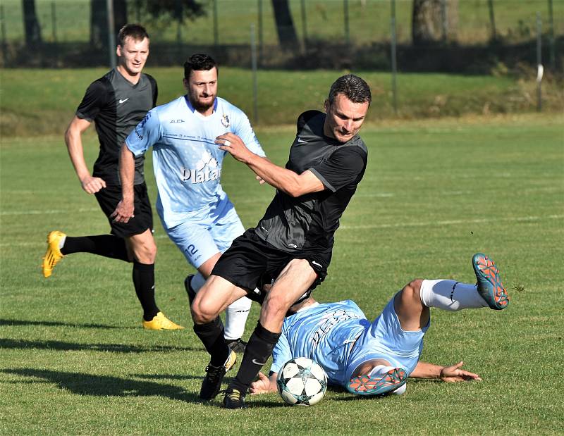 David Lafata (v popředí v černém) z Olešníku v duelu s Protivínem.