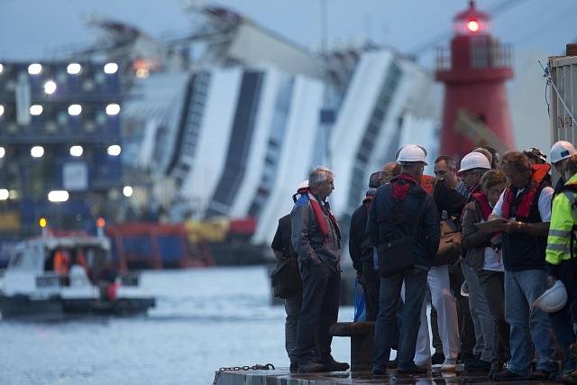 Vyzvedávání vraku lodi Costa Concordia.