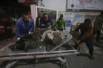 Zranění Palestinci po izraelském bombardování města Rafáh na jihu Pásma Gazy.
