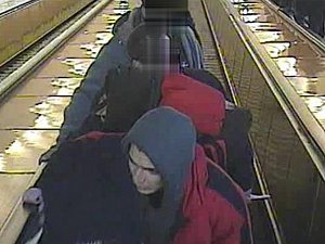 Podezřelý z útoku v metru na záznamu monitorovací kamery.
