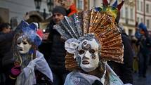 Průvod masek zahájil 7. února v Praze Pražský karneval.