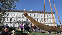 Příprava na svatojánské slavnosti Navalis - spouštění lodí na Vltavu na Náplavce u Hergetovy cihelny 13.května.