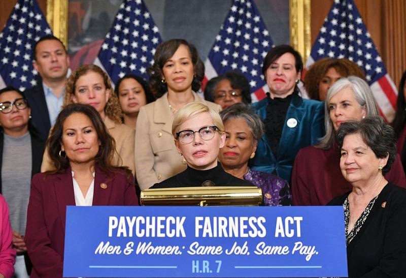 Michelle Williamsová vystoupila v roce 2019 s  v americkém Kapitolu s proslovem, který prosazoval rovnost platů

