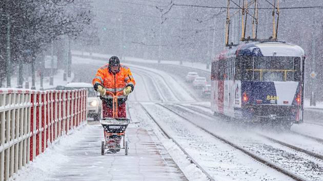 Česko zasypal sníh. Kalamita komplikuje provoz na dálnici D1 i v centru Prahy