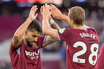 Parťáci z West Hamu Lukas Paqueta a Tomáš Souček