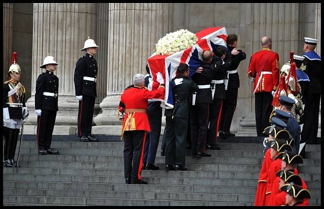 Rakev s ostatky Margaret Thatcherové je nesena do svatopavelského chrámu.