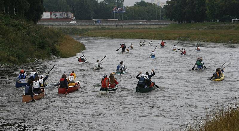 V Českých Budějovicích u Dlouhého mostu na řece Vltavě v pátek ráno v 8 hodin odstartoval vodácký maraton do Prahy.