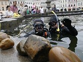 V pátek dopoledne uskutečnil českobudějovický potápěčský klub Octopus další čištění kašny Samson na českobudějovickém náměstí.
