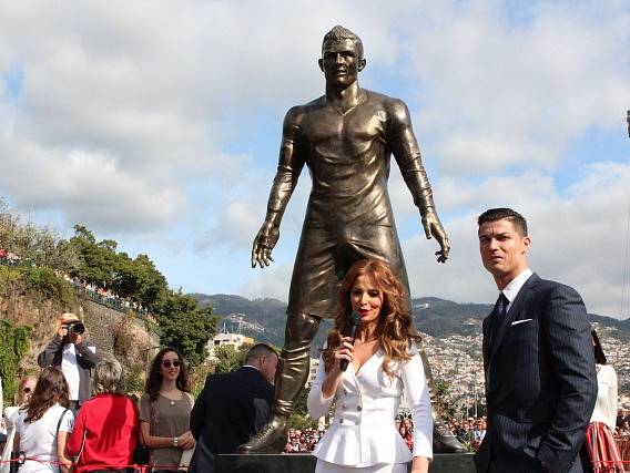 Cristiano Ronaldo má na Madeiře sochu