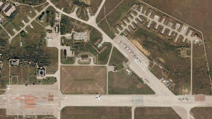 Satelitní snímek ruské letecké základy Saky na Krymu předtím, než areálem utřásla 9. srpna 2022 exploze