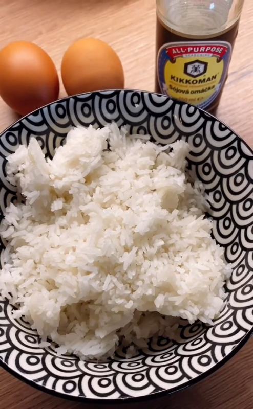 Hlavní suroviny jsou vařená rýže, vejce a sójová omáčka.