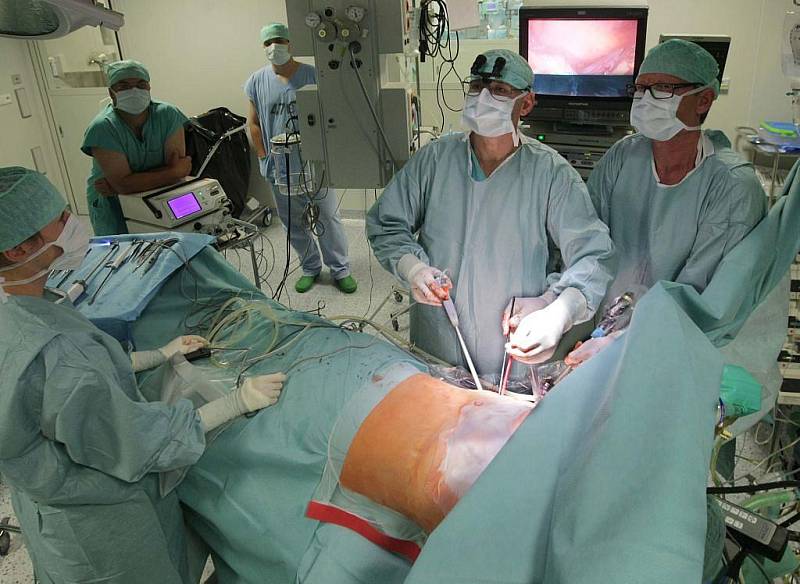Po operaci pacientovi zůstává na těle pouze šest jizviček velikosti jednoho centimetru.