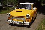 Trabant 601. Špetka srandy a recese neuškodí, takže za pěkných 33 000 korun může být váš i legendární „Trabi“. Tento kus zřejmě prošel lehkým vesnickým tuningem, takže večer na zábavě strhnete všechnu pozornost.