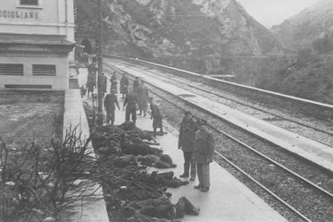 Nahromaděná těla obětí železniční katastrofy, k níž došlo v noci z 2. na 3. března 1944 v tunelu nedaleko italské horské obce Balvano. Přes 500 lidí se otrávilo kouřem z lokomotivy, protože cestovali ve vlaku, ve kterém vůbec neměli být