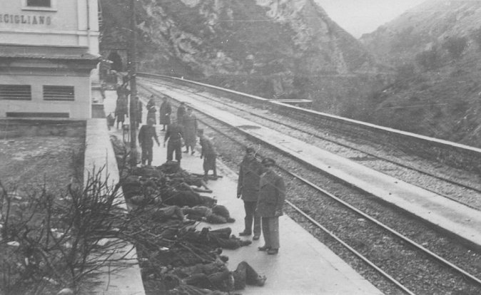 Nahromaděná těla obětí železniční katastrofy, k níž došlo v noci z 2. na 3. března 1944 v tunelu nedaleko italské horské obce Balvano. Přes 500 lidí se otrávilo kouřem z lokomotivy, protože cestovali ve vlaku, ve kterém vůbec neměli být