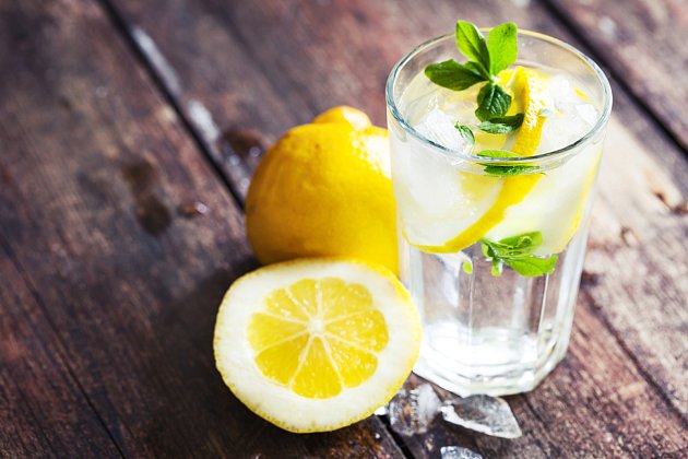Spolehlivým lékem na nadýmání je voda s citronem.