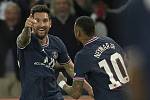 Fotbalisté Paris Saint-Germain Lionel Messi (vlevo) a Neymar se radují z gólu.