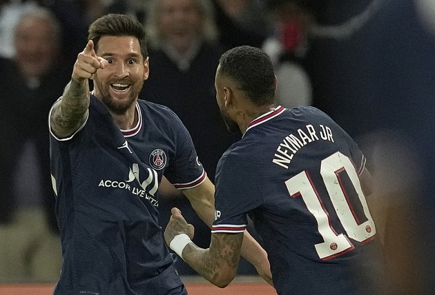 Fotbalisté Paris Saint-Germain Lionel Messi (vlevo) a Neymar se radují z gólu.