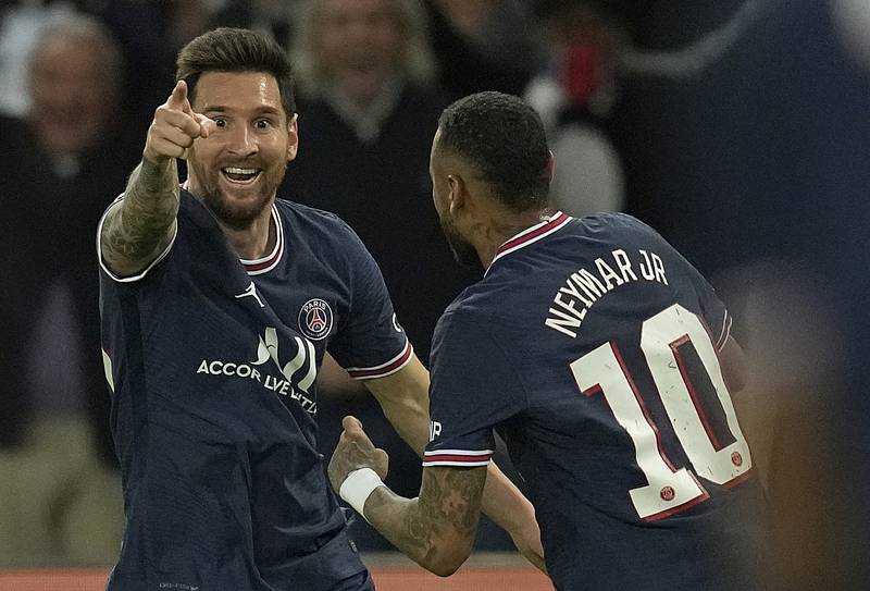 Fotbalisté Paris Saint-Germain Lionel Messi (vlevo) a Neymar se radují z gólu