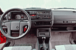 Volkswagen Golf Country - Palubní desku tvořily tmavé plasty a guma. Ve výbavě nechybělo rádio s kazetovým přehrávačem.