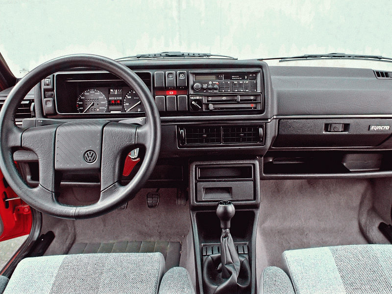 Volkswagen Golf Country - Palubní desku tvořily tmavé plasty a guma. Ve výbavě nechybělo rádio s kazetovým přehrávačem.