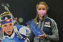 Biatlonistka Markéta Davidová s trofejí.