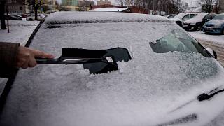 Jak očistit zamrzlá skla na autě: pomůže dobrá škrabka, teplé vodě se  vyhněte - Blanenský deník