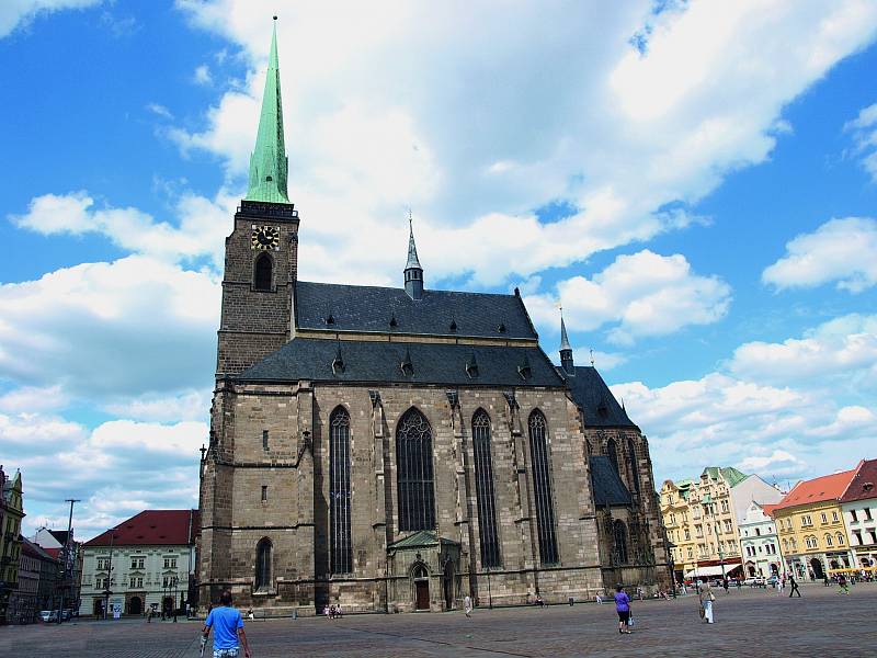 Dominantou náměstí Republiky v Plzni je katedrála svatého Bartoloměje.