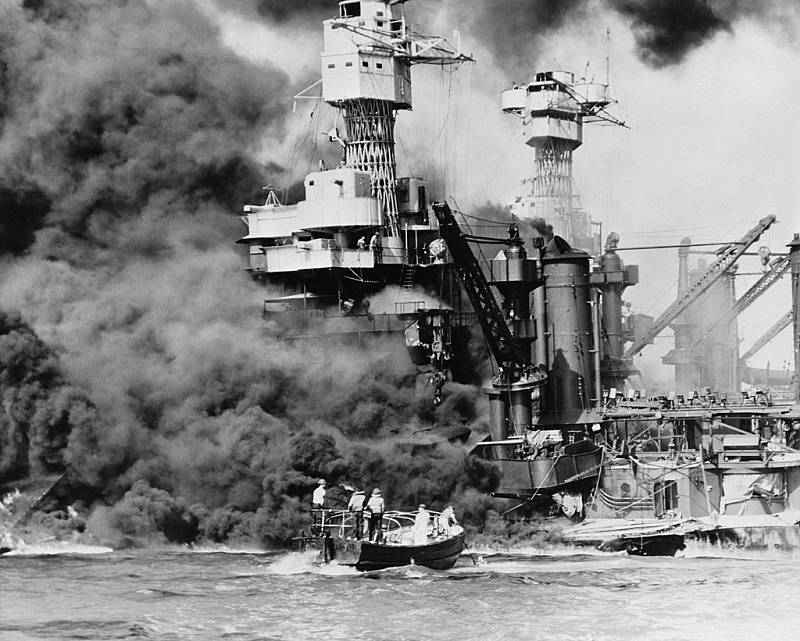 West Virginia se potápí po zásahu šesti torpédy a dvěma bombami, Pearl Harbor, 7. prosince 1941