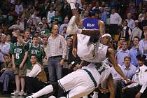 O urputné snaze hráčů Celtics zvítězit vypovídá i srážka Rajona Ronda se spoluhráčem Jamesem Poseym. Po zápase se ale smál detroitský Rasheed Wallace (v pozadí).