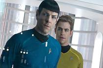 STAR TREK. V řemeslně perfektní sci-fi se na plátno vrací i noví představitelé Spocka a Jima Zachary Quinto (vlevo) a Chris Pine.
