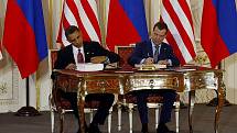 Americký prezident Barack Obama (vlevo) a jeho ruský protějšek Dmitrij Medveděv podepsali 8. dubna ve Španělském sále Pražského hradu smlouvu zpřísňující limity počtu jaderných zbraní.