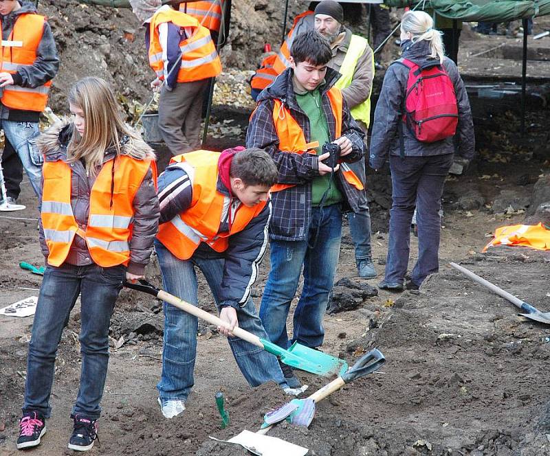 Osmáci z Prahy si v Bílině mohli vyzkoušet práci archeologů v terénu.