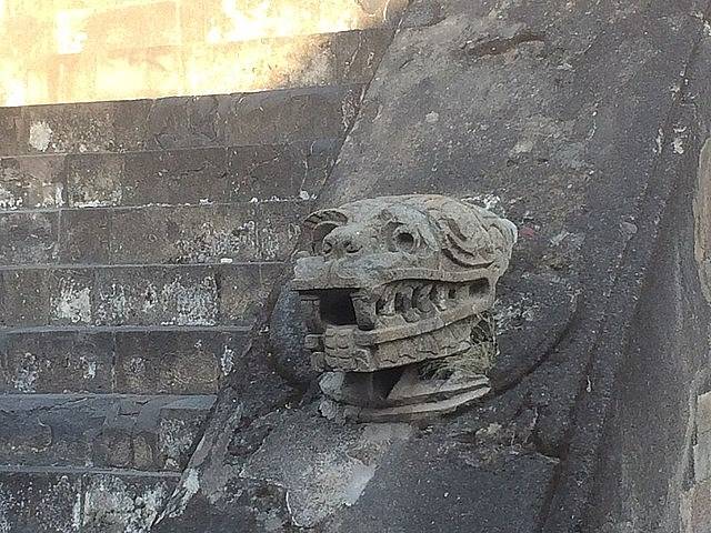 Schodiště pyramidy v Teotihuacánu s hlavou hadího boha. Jak vědci zjistili, místo neskrývá jen mrtvý kámen