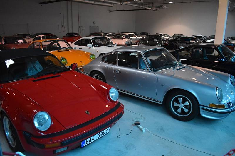 V Engine Classic Gallery je i velká sbírka vozů Porsche